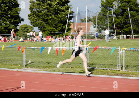 Teenager-Mädchen Staffellauf Läufer an einer High School Leichtathletik Bezirk treffen Stockfoto