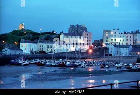 Tenby harbour at night in Pembrokeshire Wales Stockfoto