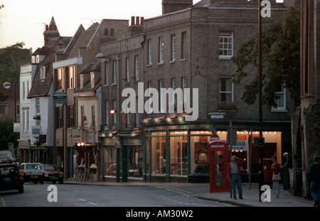 Geschäfte und Restaurants in der Nacht in Cambridge High ISO Stockfoto