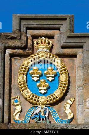 Diese Mauerstruktur gemalt Welsh königliche Wappen ist an der Wand über dem Eingang zum Linlithgow Palace. Stockfoto
