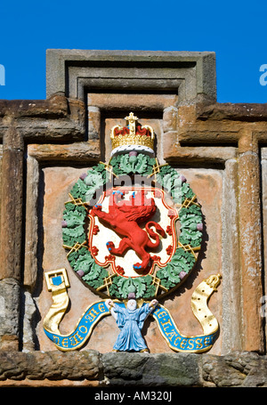 Das bunt bemalten schottische königliche Wappen ist an der Wand über dem Eingang zum Linlithgow Palace. Stockfoto