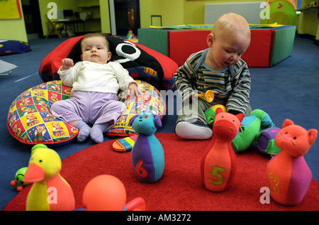 Kleine Kinder und Kleinkinder spielen auf weiche Spielbereich. Stockfoto