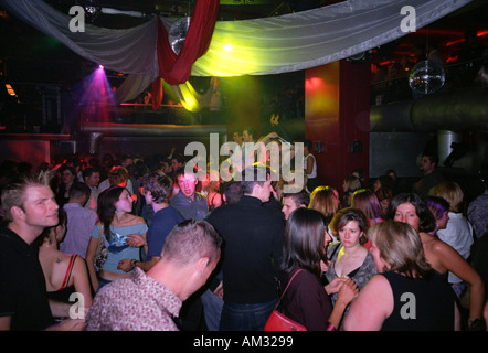 Disco-Szene im Londoner Club. Stockfoto