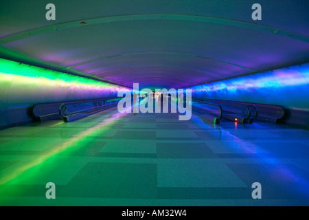 Moving Sidewalks und einer wechselnden Licht-Show in den Tunnel von der Detroit Flughafen Detroit Michigan Stockfoto