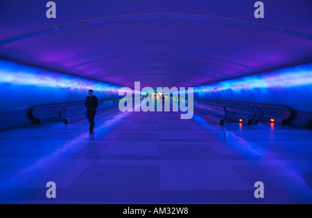 Moving Sidewalks und einer wechselnden Licht-Show in den Tunnel von der Detroit Flughafen Detroit Michigan Stockfoto