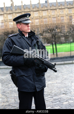 bewaffnete Wachen außerhalb Houses of Parliament auf hohe Sicherheitswarnung. Stockfoto