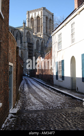 Schmale kopfsteingepflasterte Straße von Ogleforth in Richtung York Minster bei Winterwetter Schneeballung York North Yorkshire England Großbritannien Großbritannien Stockfoto