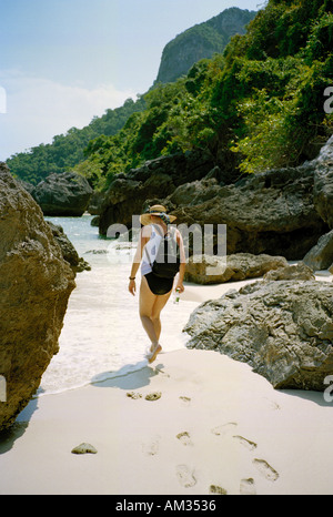 Ein Tourist geht entlang einer unberührten Strand auf einer der Inseln des Ang Thong National Marine Park, aus Koh Samui, Thailand Stockfoto