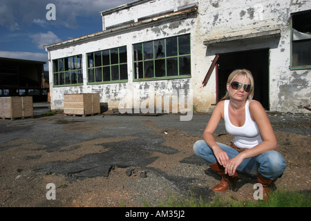 Mädchen weißes Hemd Schutt Gebäude Stockfoto