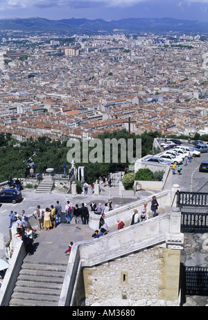 Touristen, Blick auf das Stadtbild von Notre-Dame De La Garde in Marseille, Frankreich. Stockfoto