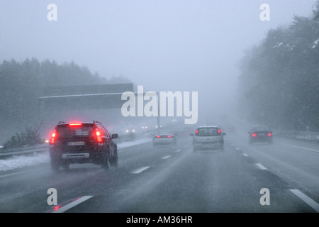 Wintereinbruch mit starkem Schneefall und Glätte auf einer Autobahn Stockfoto