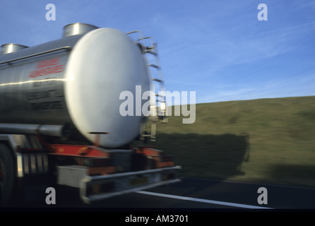 Frankreich-Rückseite eines Benzin-LKW auf Autobahn a7 Stockfoto