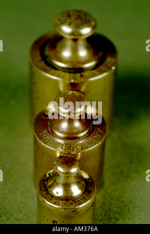 Drei französische Kupfer Waage Gewichte in einer Reihe. Stockfoto