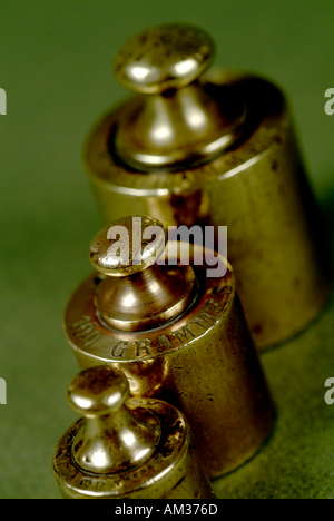 Drei französische Kupfer Waage Gewichte in einer Reihe. Stockfoto