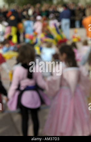 Frankreich Marseille verschwommen Blick auf verkleidete Kinder feiern Karneval in der Schule Stockfoto