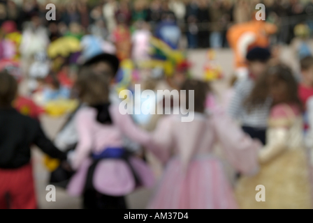 Frankreich Marseille verschwommen Blick auf verkleidete Kinder feiern Karneval in der Schule Stockfoto