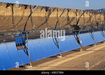 Zwei Solarzellen am South California Edison Plant in Barstow CA Stockfoto