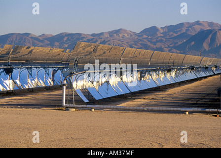 Zwei Solarzellen im South California Edison Werk in Barstow CA Stockfoto