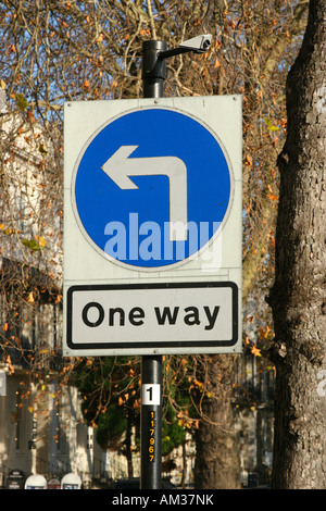 Straße Schild einen Weg und links drehen nur Stockfoto