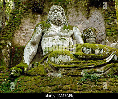 Bomarzo, Italien, eine exzentrische 16 c Garten mit bizarren Statuen gefüllt. Ein riesiges Moos Statue von Neptun, einer von vielen verstreut durch die Wälder Stockfoto