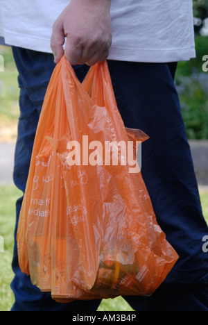 Mann mit Einkaufen in Plastiktüten nicht abbaubar Supermarkt, einige Geschäfte, die jetzt laden Kunden, sie zu benutzen Stockfoto