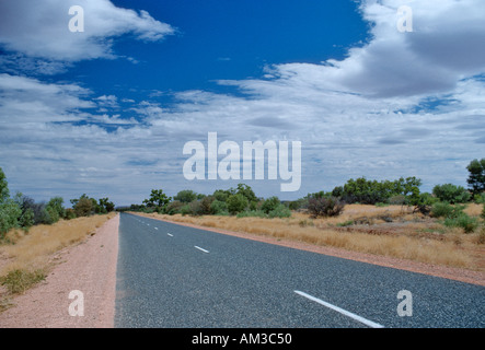 Stuart Highway südlich von Alice Springs Northern Territory Australien im Outback in der Nähe von Ayers Rock Stockfoto