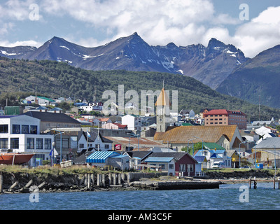 Berge überragen die Stadt Ushuaia Argentinien von Ushuaia Bay aus gesehen Stockfoto