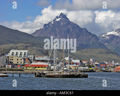 Mount Olivia thront über der Stadt Ushuaia Argentinien von Ushuaia Bay aus gesehen Stockfoto