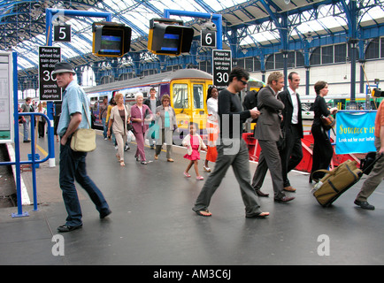 Bahnhof von Brighton beschäftigt mit Passsengers East Sussex Stockfoto