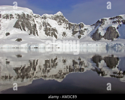 Ein Spiegelbild Spiegelbild der schneebedeckten Berge in den klaren Gewässern des Paradies Hafen aka Paradise Bay Antarktis Stockfoto