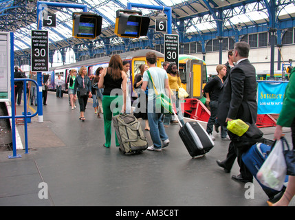 Bahnhof von Brighton beschäftigt mit Passsengers East Sussex Stockfoto