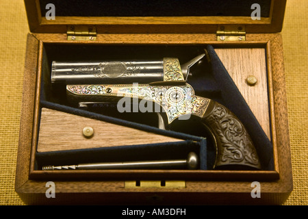 Pistole in Holzkiste Stockfoto