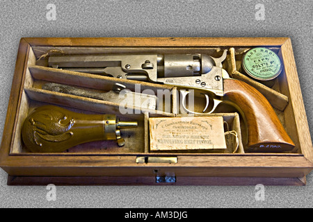 Colt Kaliber 31 Pistole in Holzkiste Stockfoto