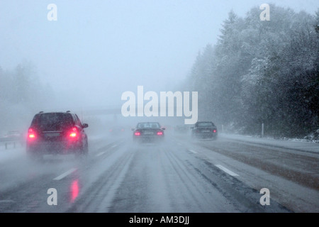 Wintereinbruch mit starkem Schneefall und Glätte auf einer Autobahn Stockfoto