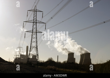Masten und Leitungen mit der Kühltürme bei Didcot Power Station Losgelassenheit Leistung zu den National Grid Wolken von Dampf Stockfoto