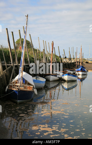 Masten in ruhigem Wasser. Blakeney Hafen von Norfolk Stockfoto