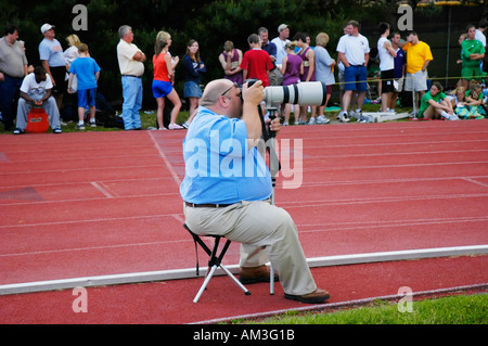 Sport-Fotograf an einer High School Leichtathletik Bezirk treffen Stockfoto