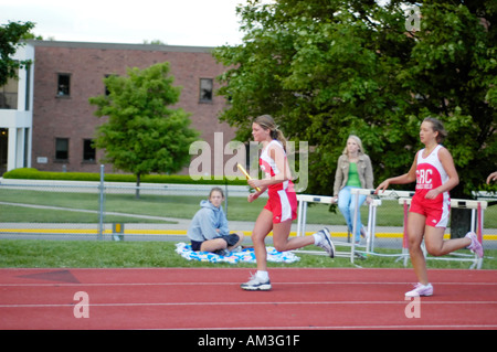 Teenager-Mädchen Staffellauf Läufer an einer High School Leichtathletik Bezirk treffen Stockfoto