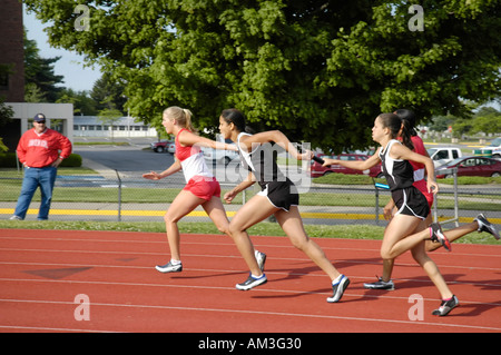 Teenager-Mädchen Staffellauf Läufer an einer High School Leichtathletik Bezirk treffen Stockfoto