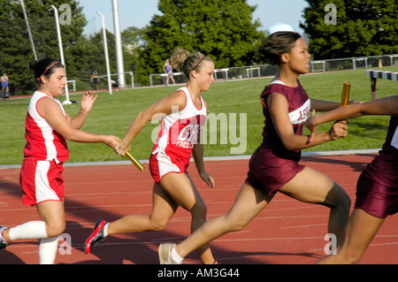 Teenager-Mädchen Staffellauf Läufer an einer High School Leichtathletik Bezirk treffen Stockfoto