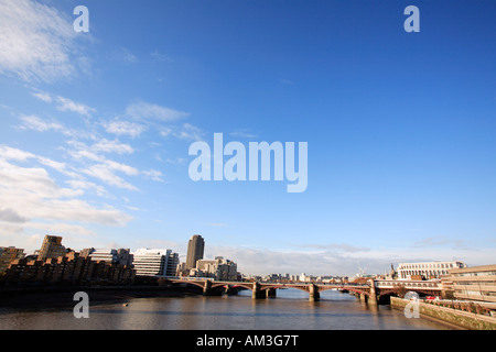 Vereinigtes Königreich der Londoner City Blick von Milleniium Brücke in Richtung Blackfriars bridge Stockfoto