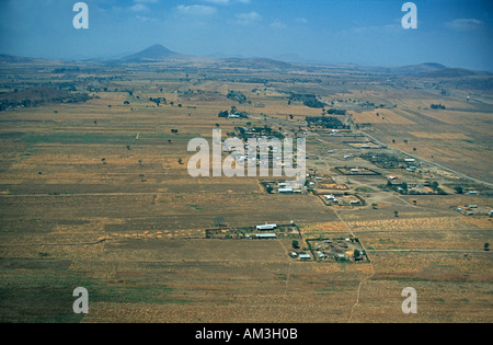 Luftaufnahme der Masai landet am Stadtrand von Arusha nähert sich Arusha Flughafen mit 13-Sitzer Cessna Tansania Ostafrika Stockfoto