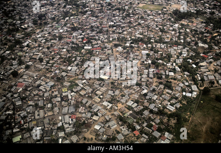 Fliegen über SE Vororte von Dar Es Salaam auf dem Weg nach Mafia Island fliegen Coastal Aviation 13-Sitzer Cessnas Tansania Ostafrika Stockfoto