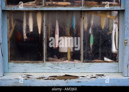 Alten Angelköder in verblichenen blauen Fenster Menemsha Teich Marthas Vineyard Ma USA Stockfoto