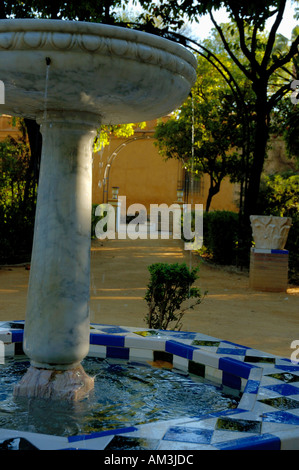 Maurischen Stil Mosaik Brunnen in den Murillo-Gärten in der Nähe der Alcazar von Sevilla, Sevilla, Andalusien, Spanien. Stockfoto