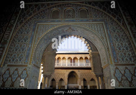 Spanien Andalusien Sevilla Reales Alcazares Salon De Los Embajadores und Patio De Las Huasaco Stockfoto