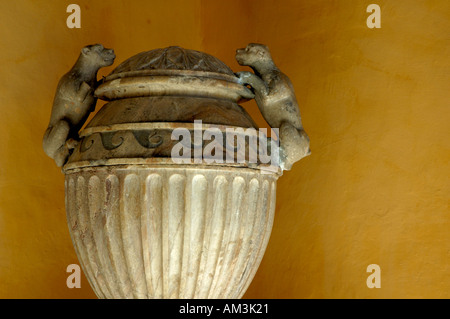 Geformte Vase Dekoration Patio del Crucero im Alcazar von Sevilla, Sevilla, Andalusien, Spanien. Stockfoto