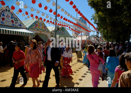 Frauen im Flamenco-Kostüm während der Frühlingsmesse in Sevilla im Viertel Los Remedios, Sevilla, Andalusien, Spanien. Stockfoto