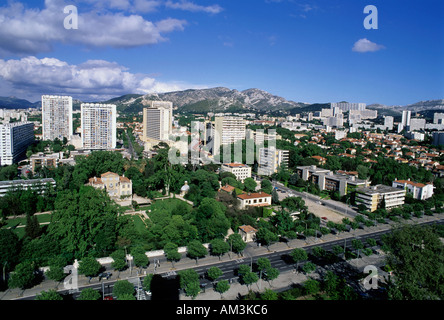 Stadtgebäude Prado Avenue und den Hügeln von Cité Radieuse, Marseille, Frankreich betrachtet. Stockfoto