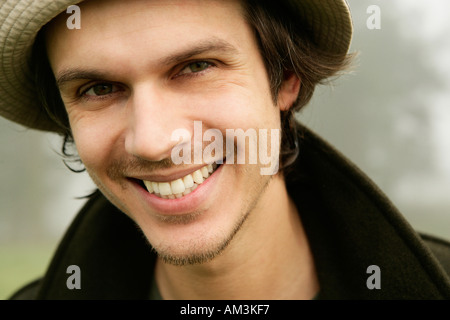 Mann Lächeln auf den Lippen tragen Anglerhut Stockfoto